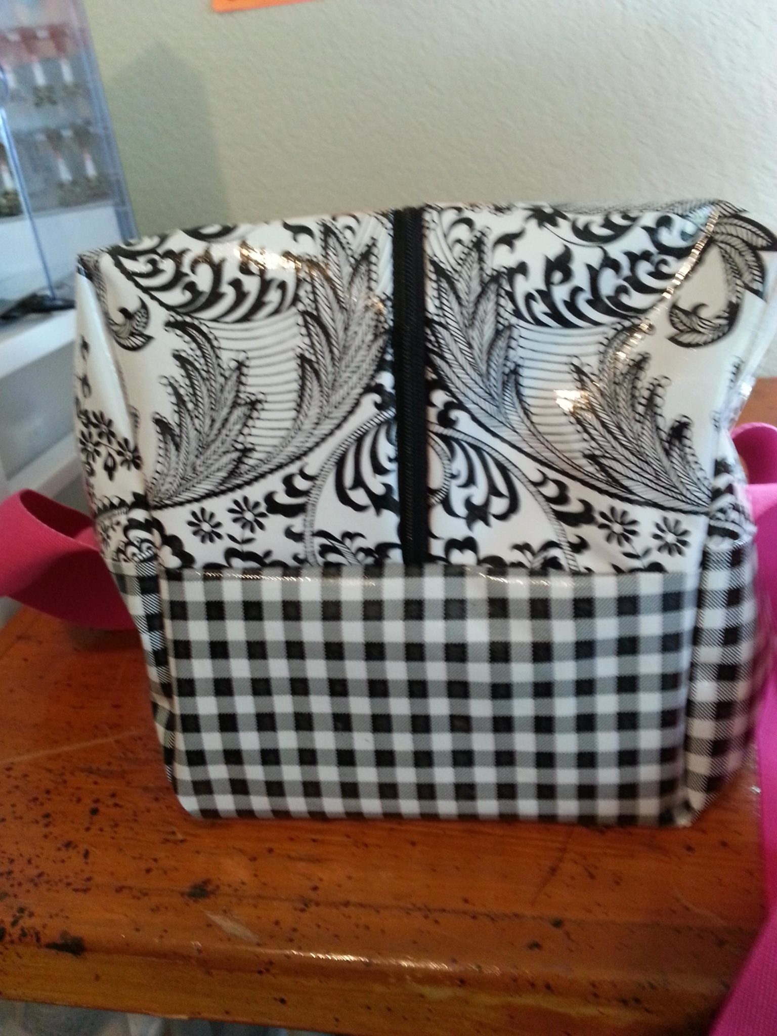 The side of the lunch bag