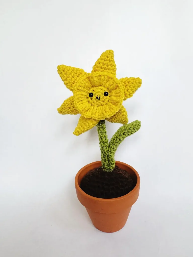 Happy daffodil crocheted by Emma Varnam