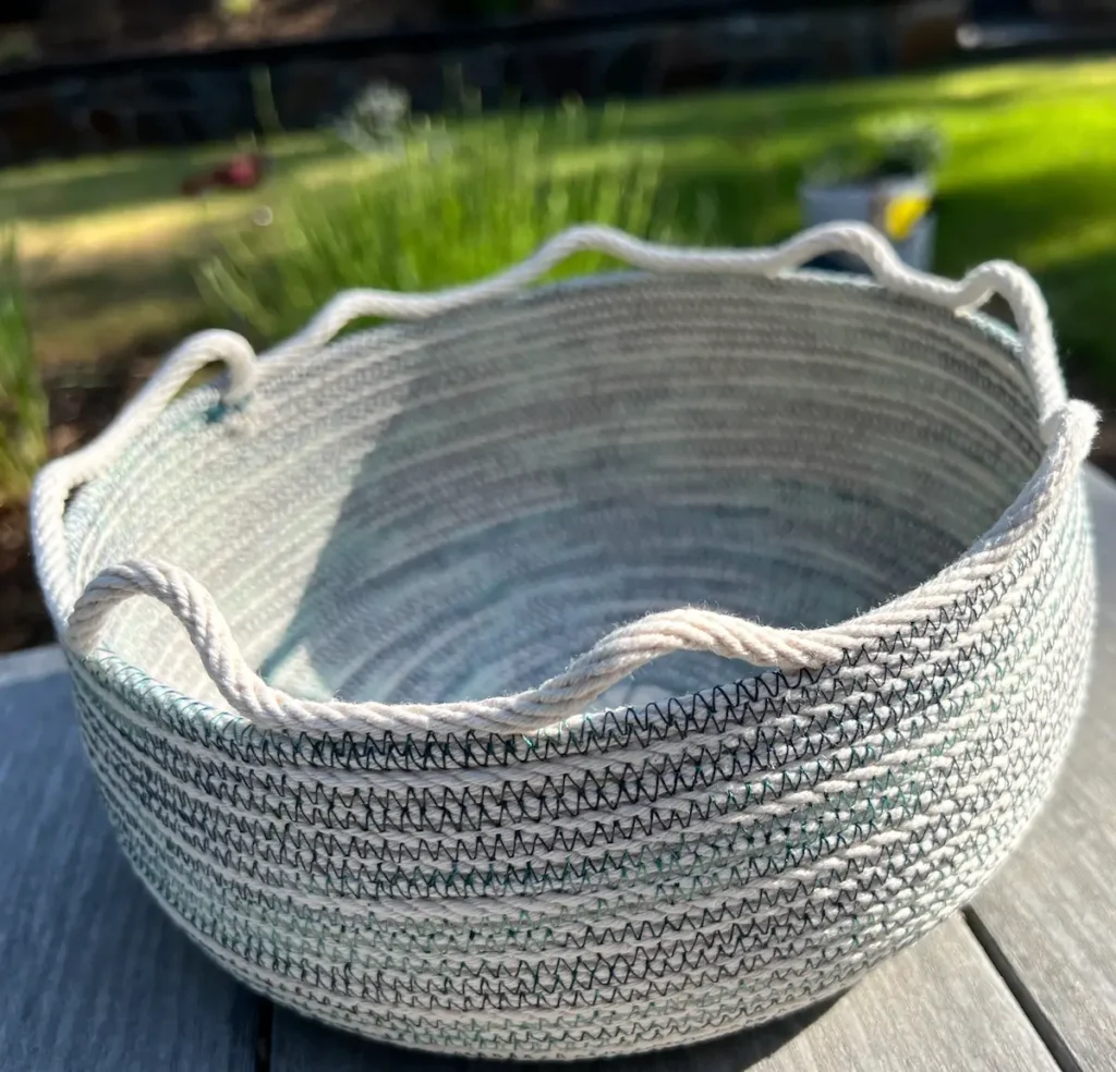 Rope basket with wavy edge finished