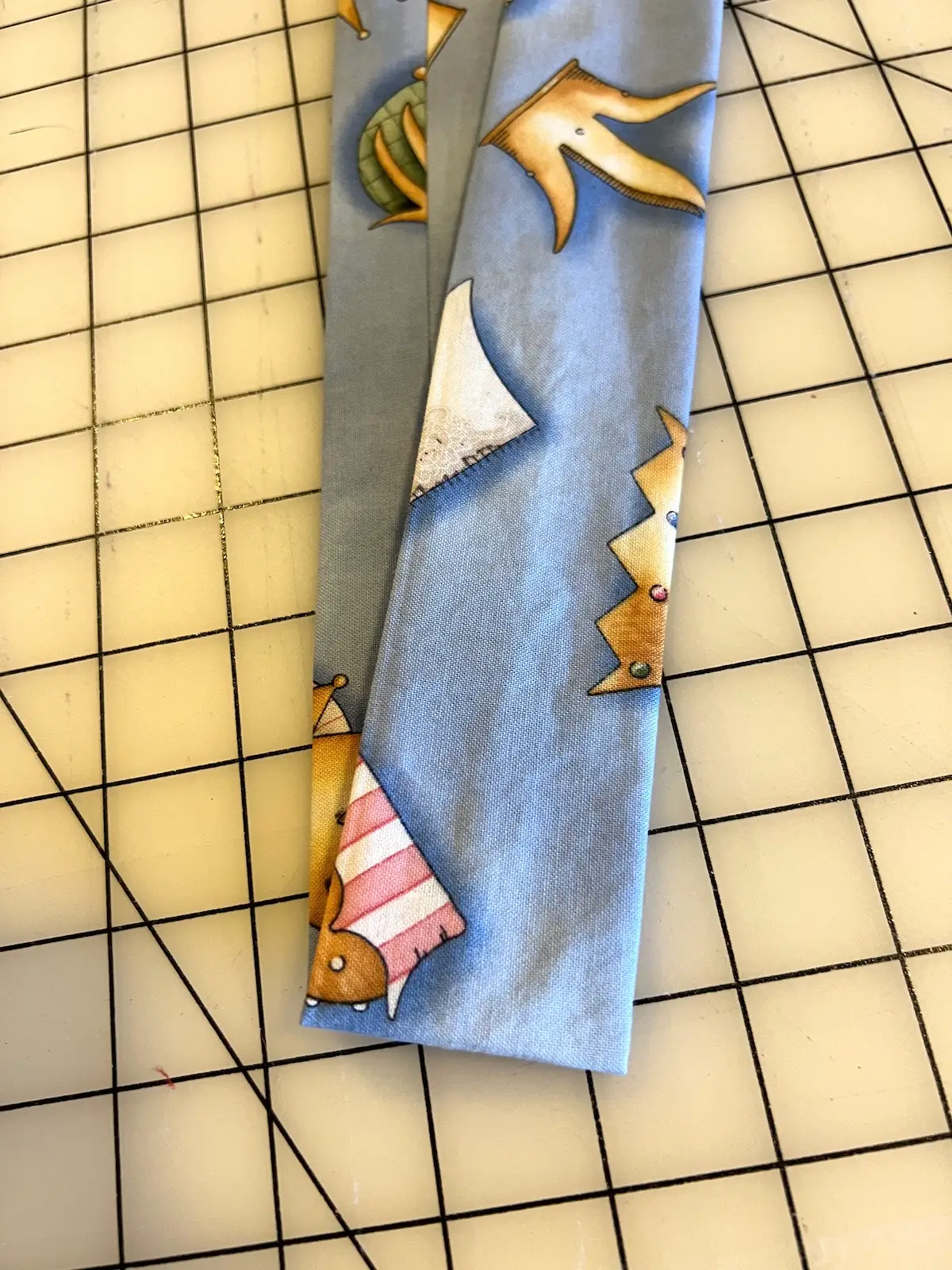 Fold the Neck cooling scarf to mark the center