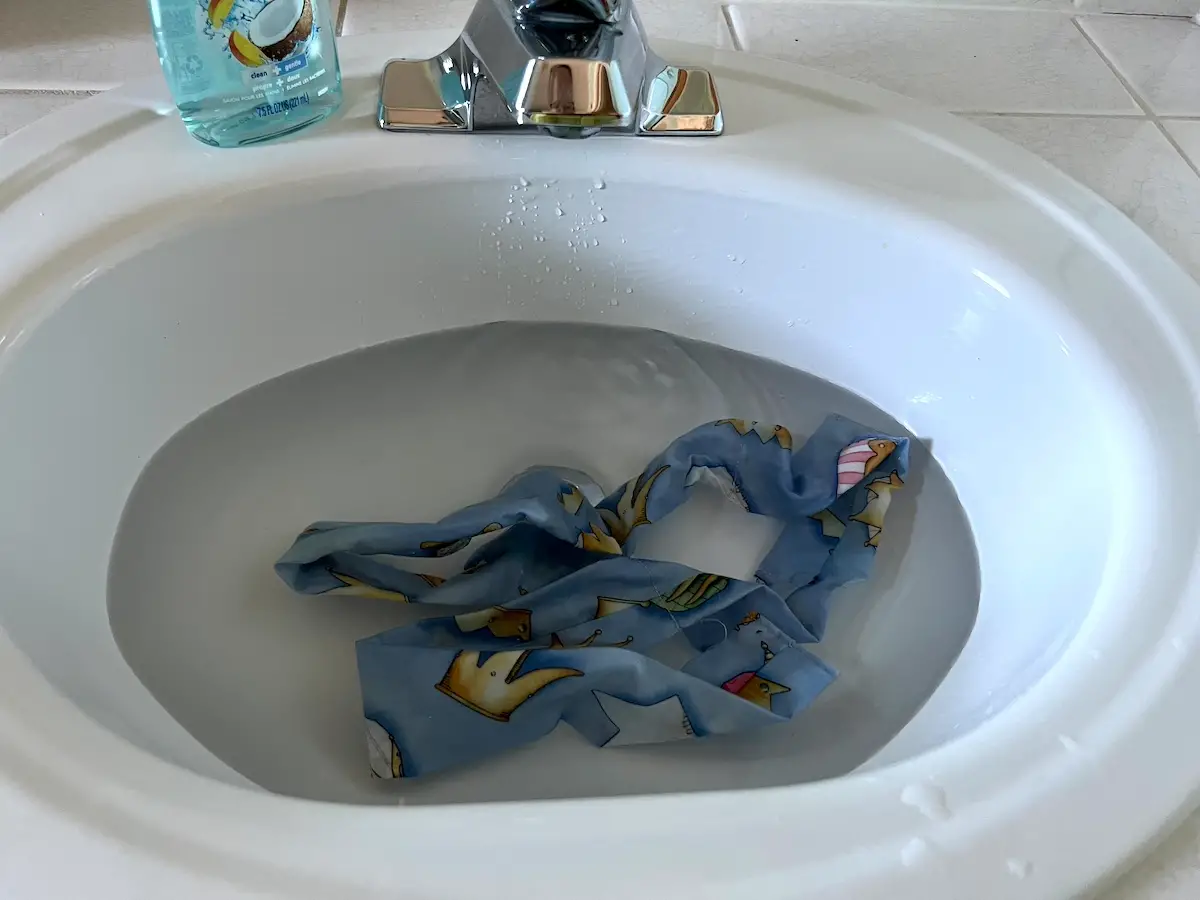 Soak the Neck cooling scarf in a sink or bowl of water until the water beads hydrate