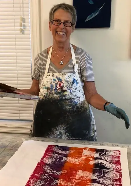 Gunnel Hag screen printing a small screen