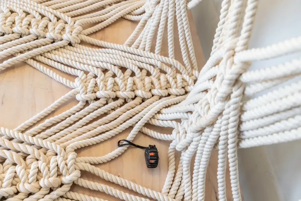 Olivia Arreguín Villa knotting in 2021, photo by Emiliano Ledezma