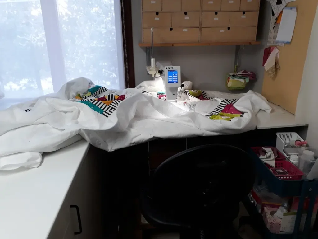 Simone Steuxner studio and showing her quilting a piece