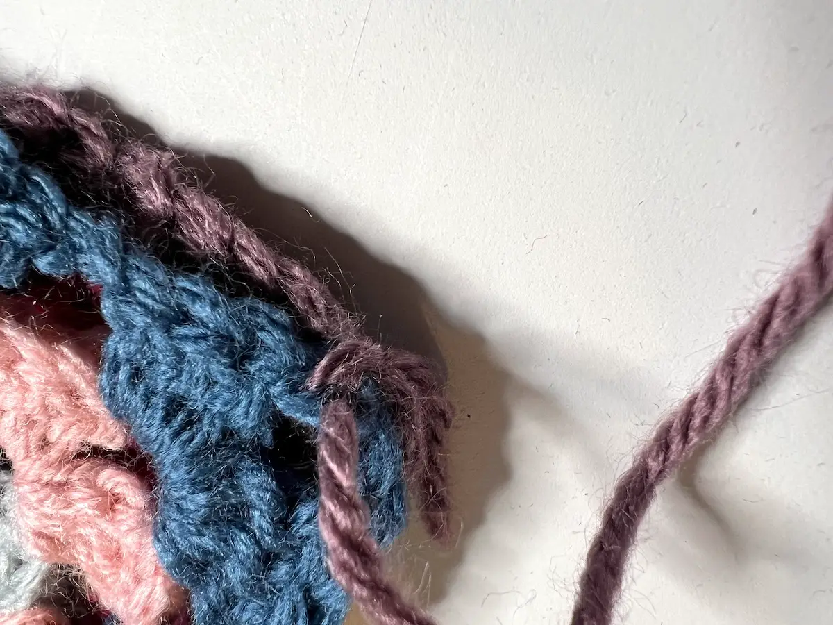 Start the join of the granny squares with two stitches over the yarn end for the balaclava