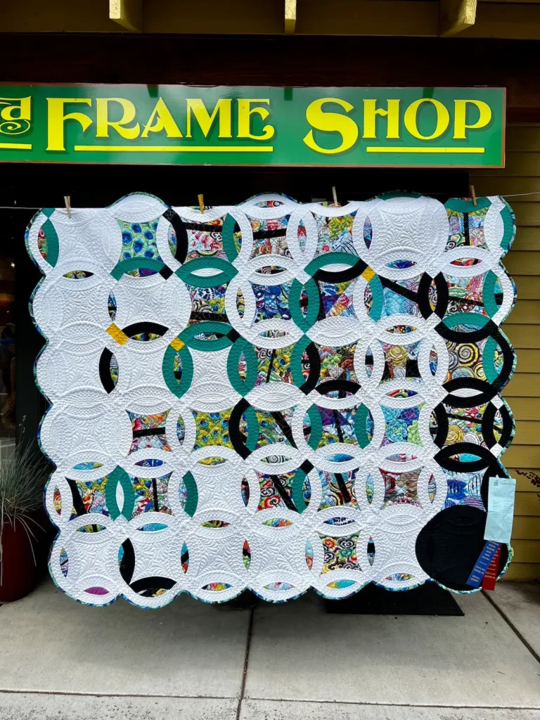 Green and white wedding ring quilt by Kimberly Bennefield