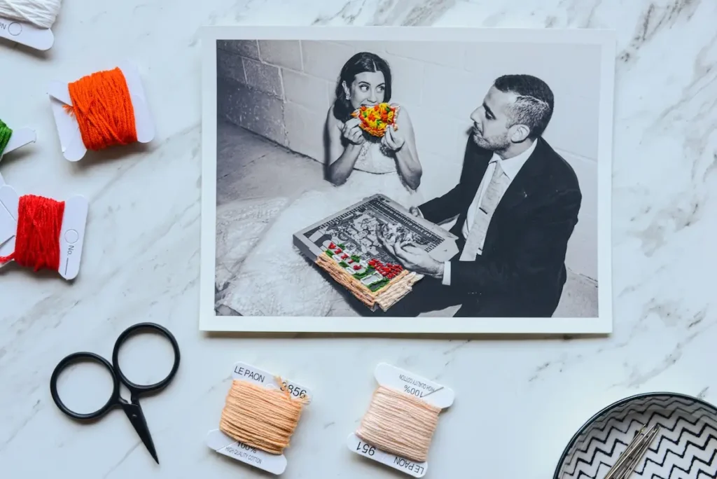 Man and woman eating pizza embroidered by Katia Herrera