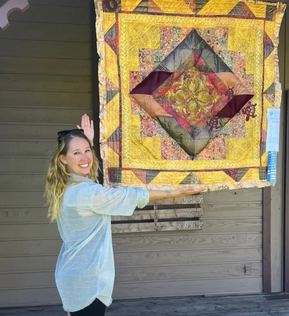 Qristy Kurtz with a quilt at the Sisters Outdoor quilt show