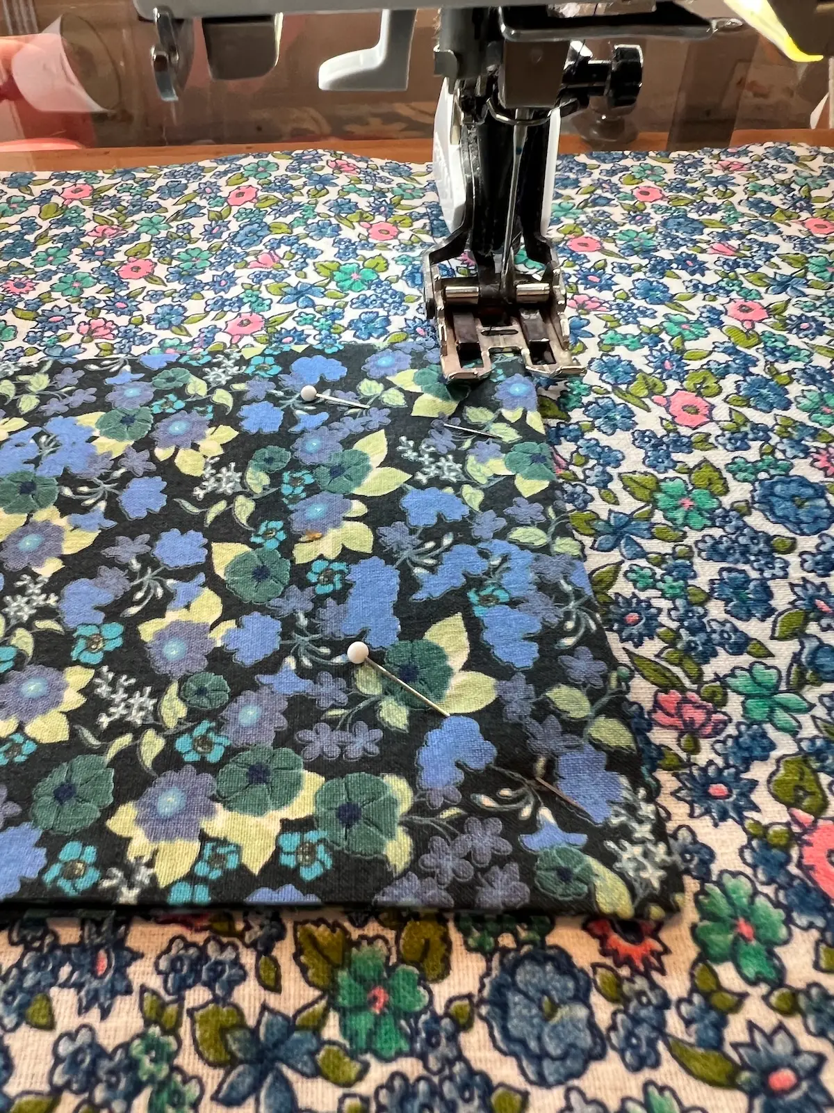 Blue patchwork bag topstitch the pocket to the right side of the lining