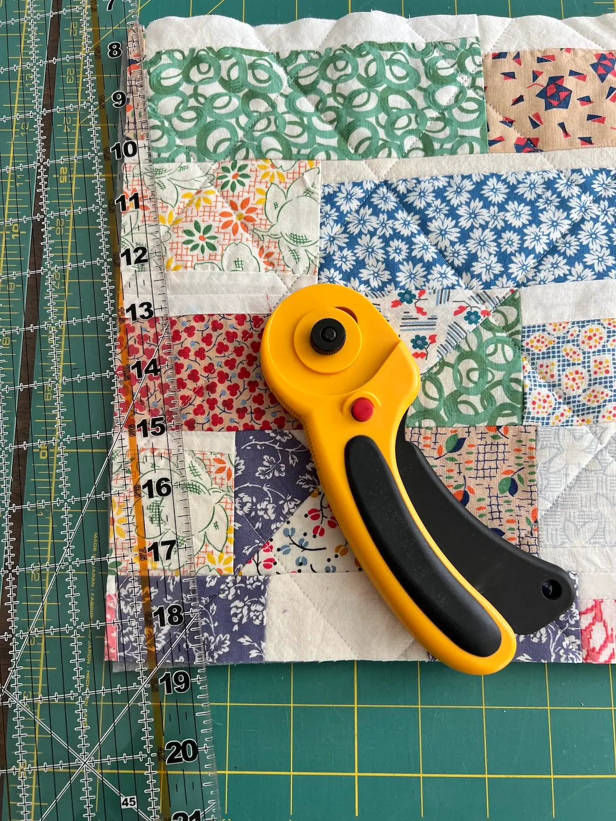 Golf club head covers cut a diagonal line from the top to the bottom of the outer fabric on both sides