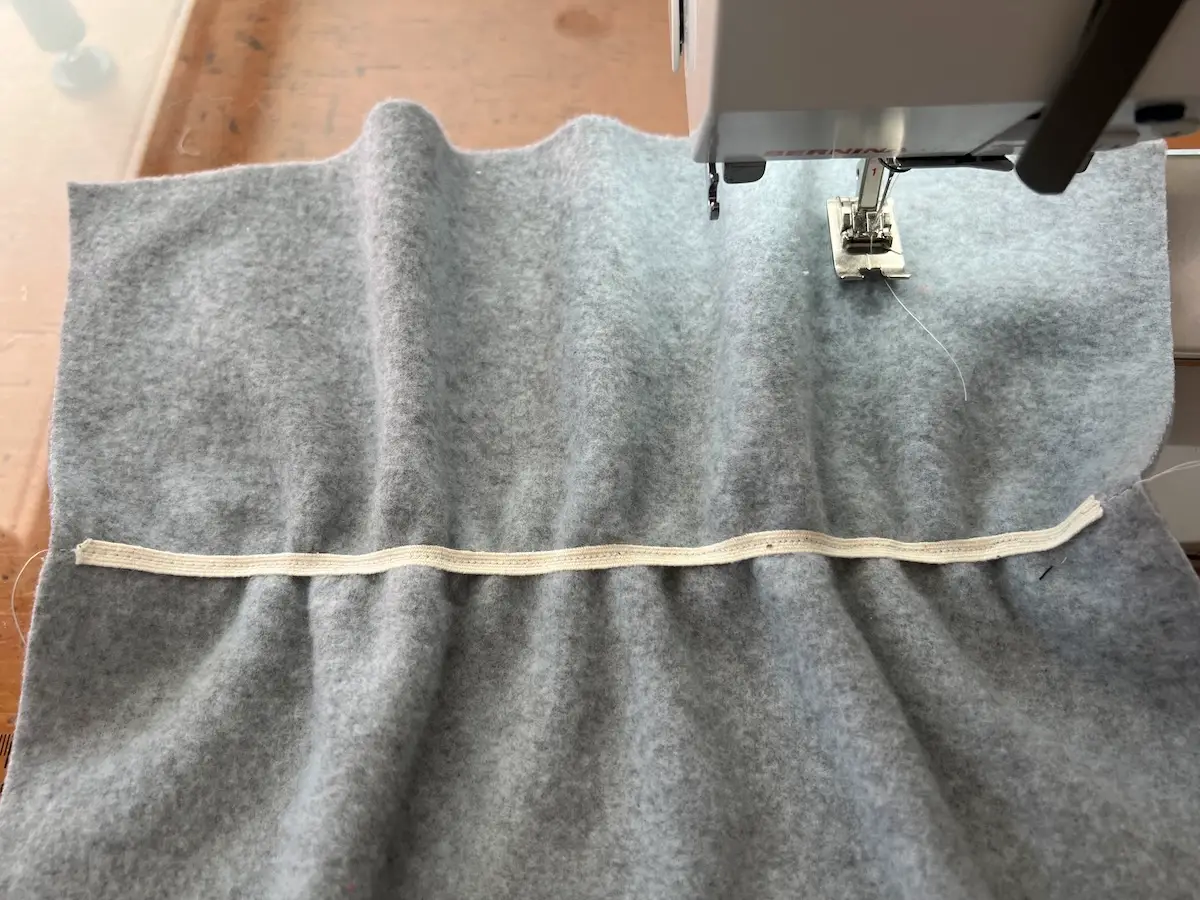 Golf club head covers elastic is sewn to the lining