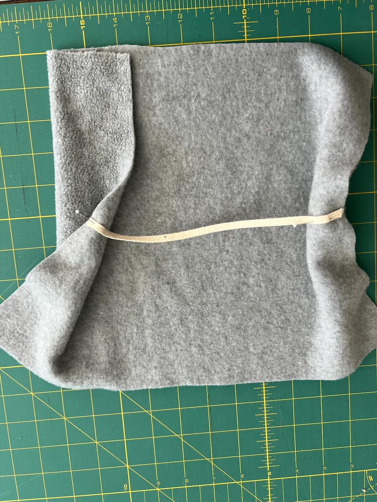 Golf club head covers pin the elastic on the side seams of the lining