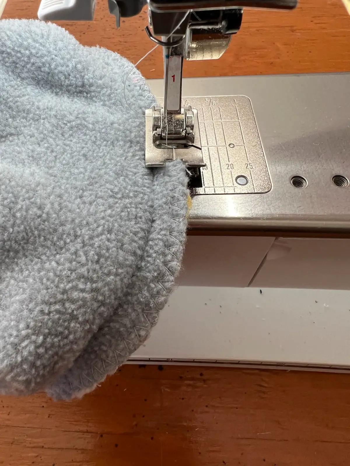 Golf club head covers zigzag around the seam to finish the inside