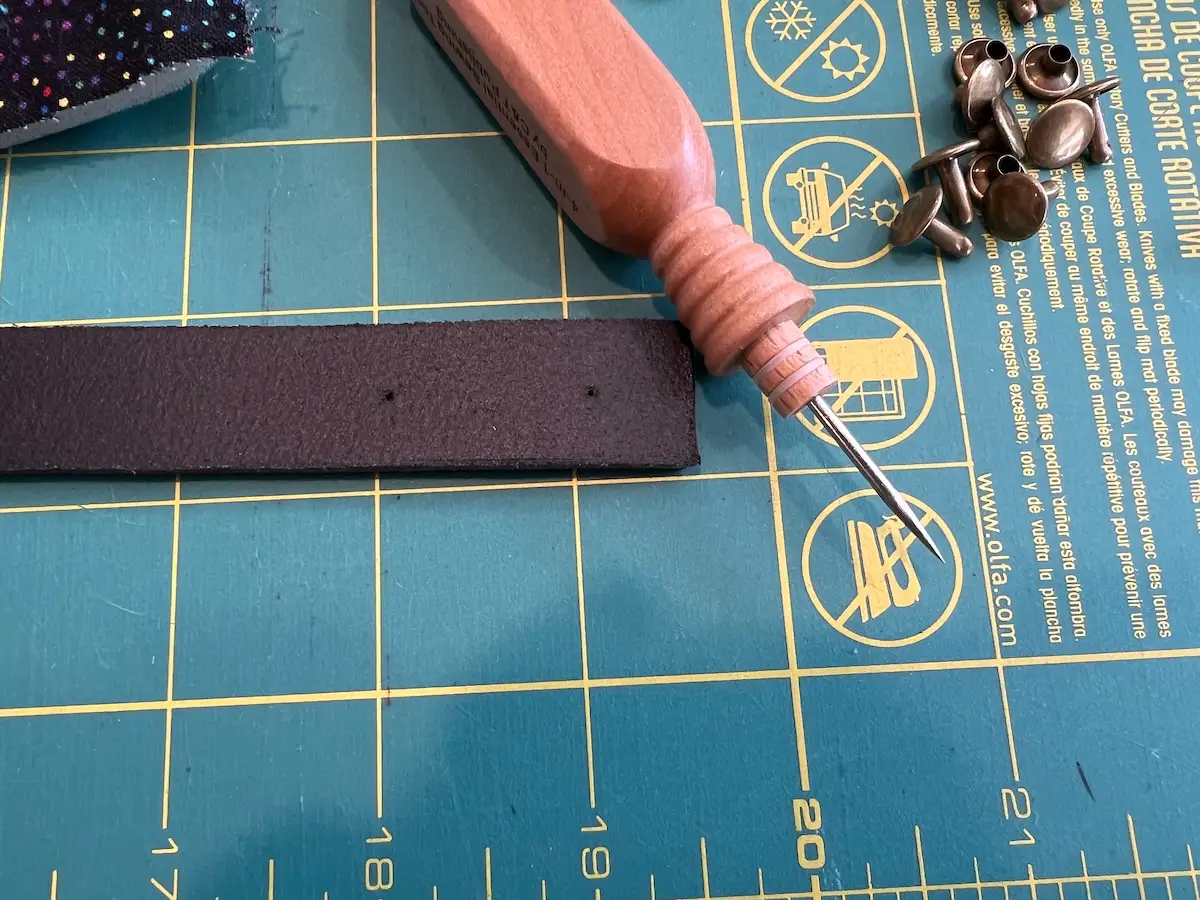 Marking the holes in the handles for the riveted handle tote bag