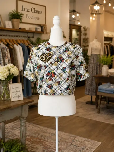 Cropped tee in Jane Claus boutique