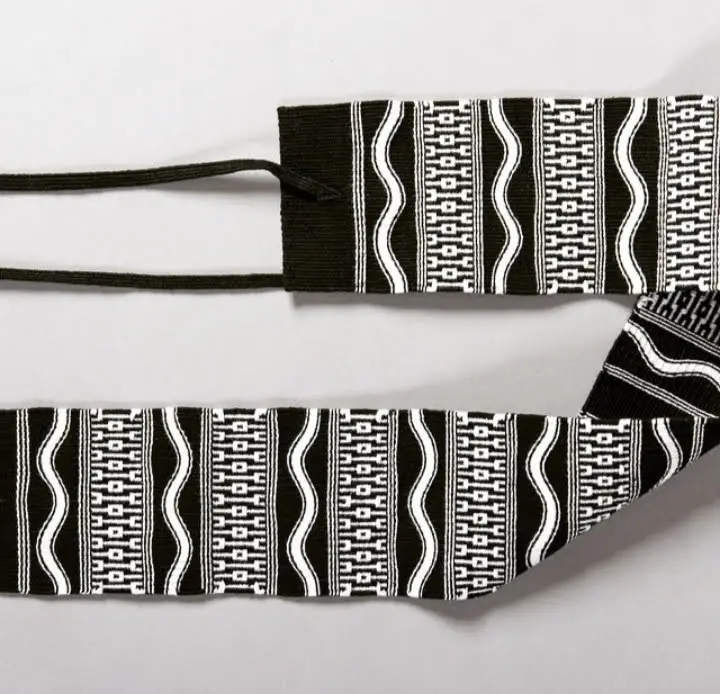 Black and white weaving by Vanina Bujalter