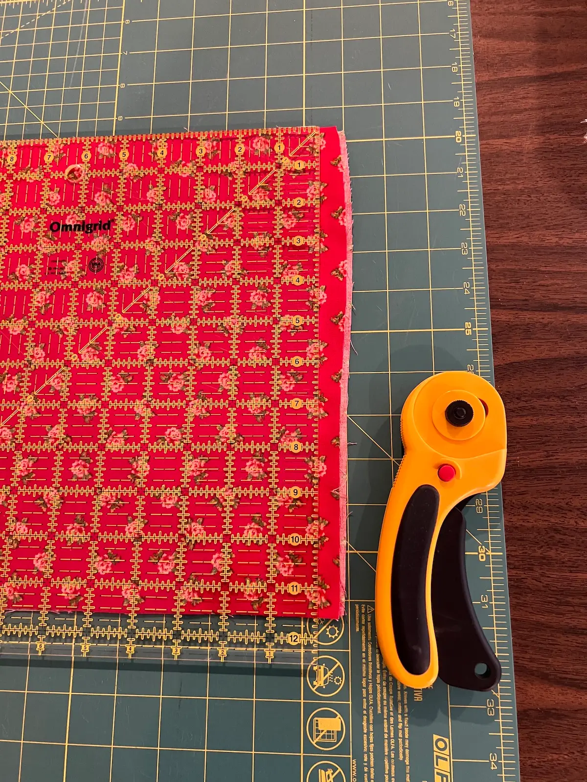 Trim the excess fabric from the box base sandwich
